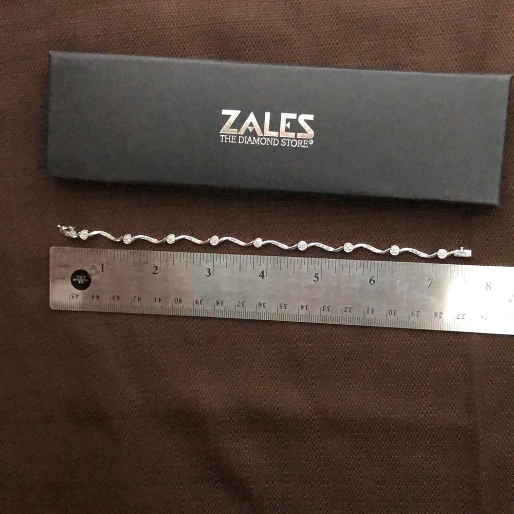 10K WG Bracelet with 1/4 CT TW Diamond Clusters